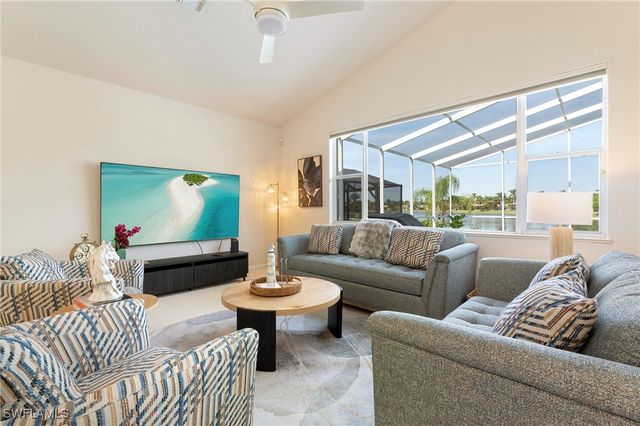 1526 Vintage LN, Naples, FL 34104