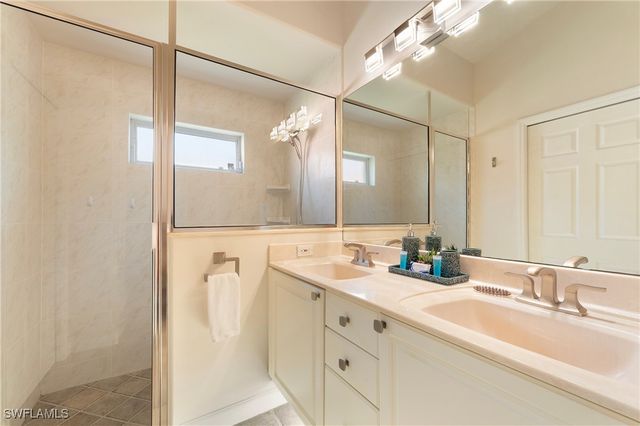 1526 Vintage LN, Naples, FL 34104