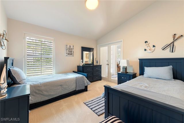 1526 Vintage LN, Naples, FL 34104