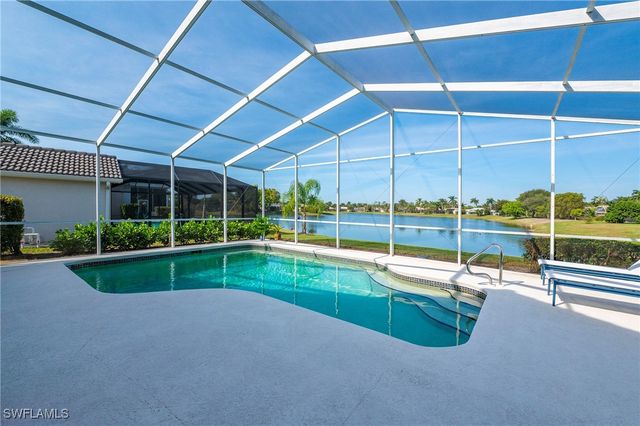 1526 Vintage LN, Naples, FL 34104