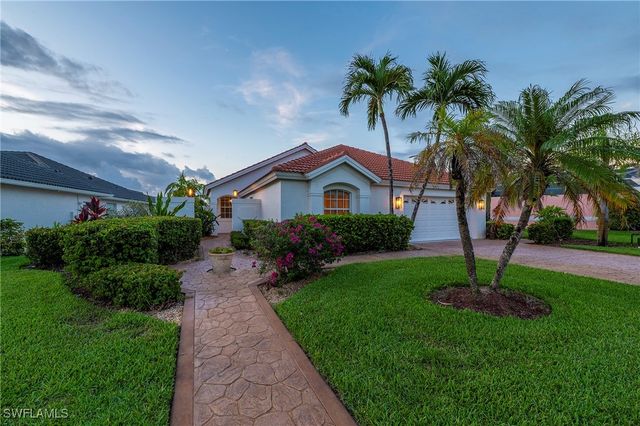 1526 Vintage LN, Naples, FL 34104