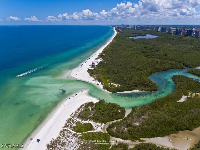 1526 Vintage LN, Naples, FL 34104