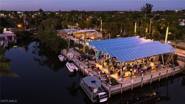 1526 Vintage LN, Naples, FL 34104