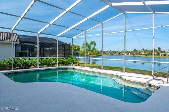 1526 Vintage LN, Naples, FL 34104