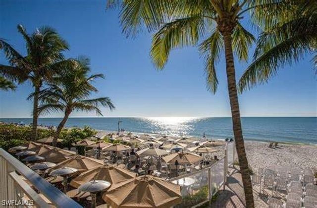 1526 Vintage LN, Naples, FL 34104