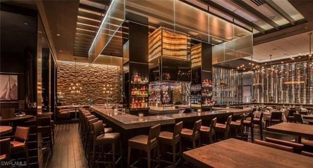 1526 Vintage LN, Naples, FL 34104