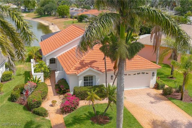 1526 Vintage LN, Naples, FL 34104