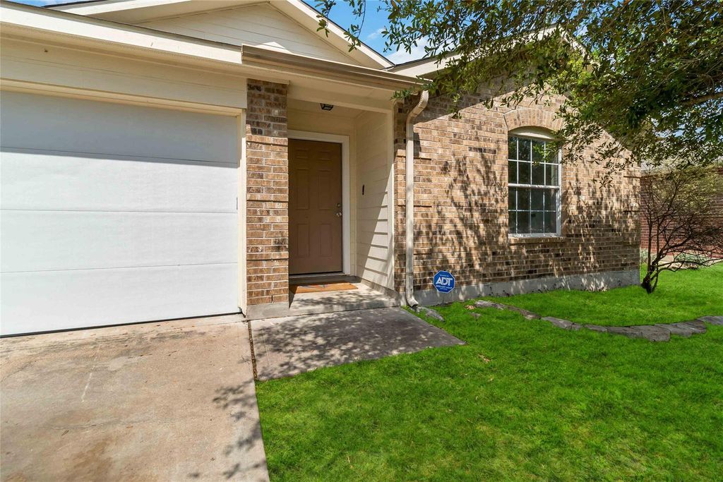 804 Lavaca LOOP, Elgin, TX 78621