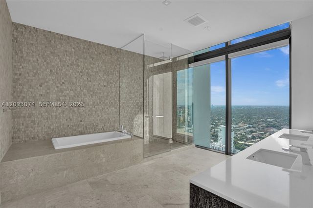 88 SW 7th St 4011, Miami, FL 33130