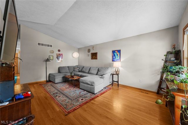 77 29th Street NW, Barberton, OH 44203