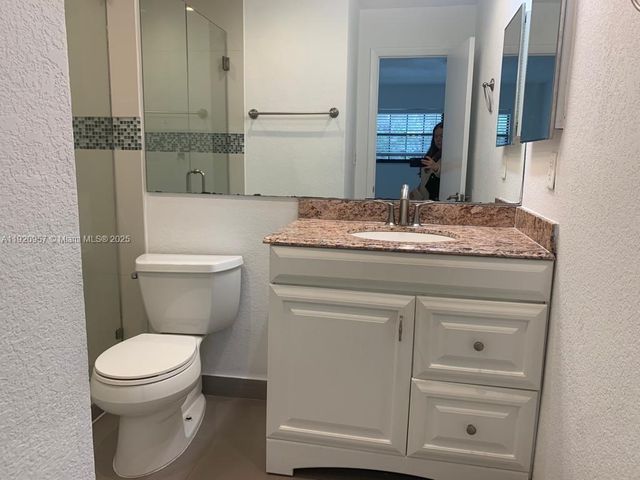 907 NE 199th St 204, Miami, FL 33179