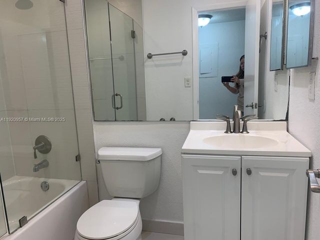 907 NE 199th St 204, Miami, FL 33179