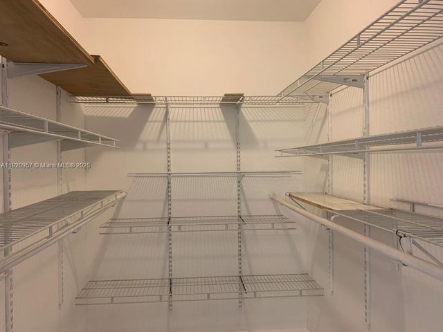 907 NE 199th St 204, Miami, FL 33179