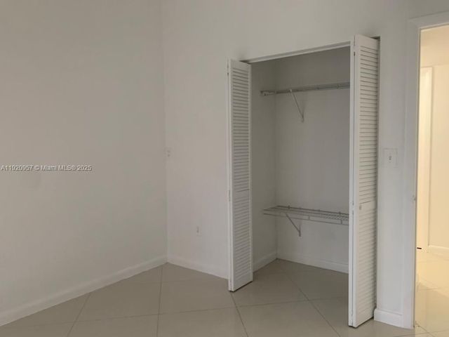 907 NE 199th St 204, Miami, FL 33179