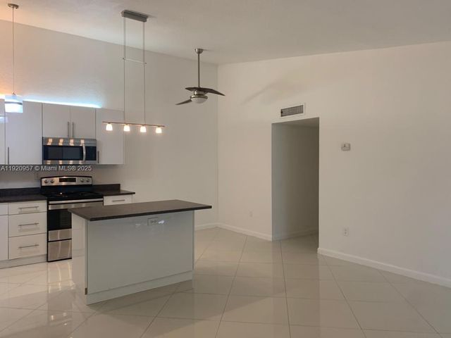 907 NE 199th St 204, Miami, FL 33179