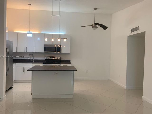 907 NE 199th St 204, Miami, FL 33179