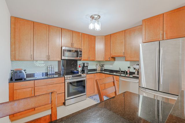 9078 Heathwood Drive 2B, Niles, IL 60714