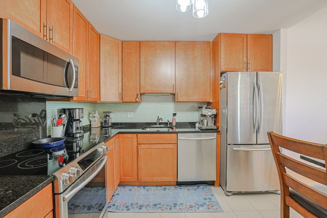 9078 Heathwood Drive 2B, Niles, IL 60714