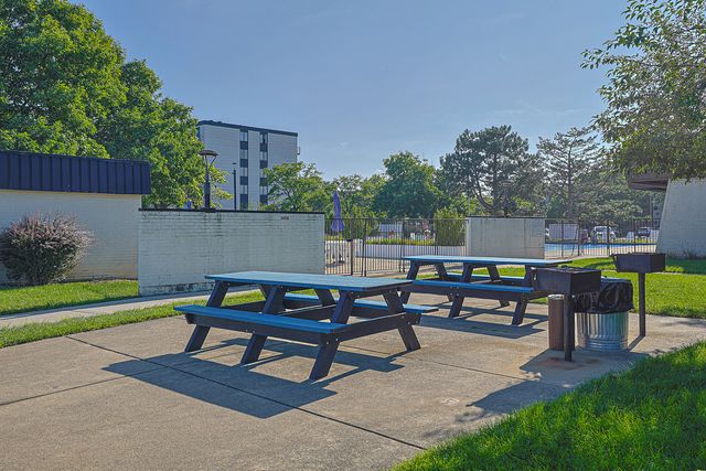 9078 Heathwood Drive 2B, Niles, IL 60714