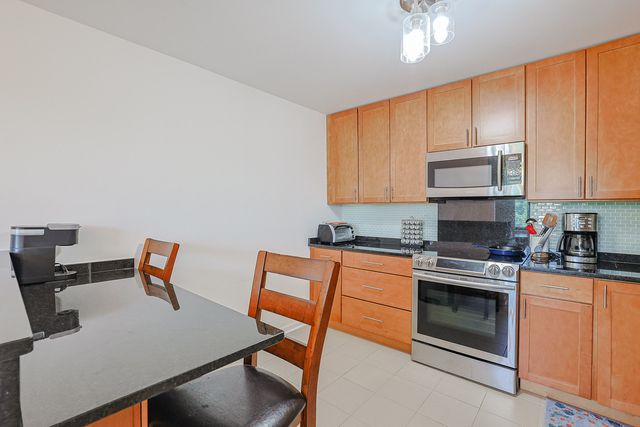 9078 Heathwood Drive 2B, Niles, IL 60714