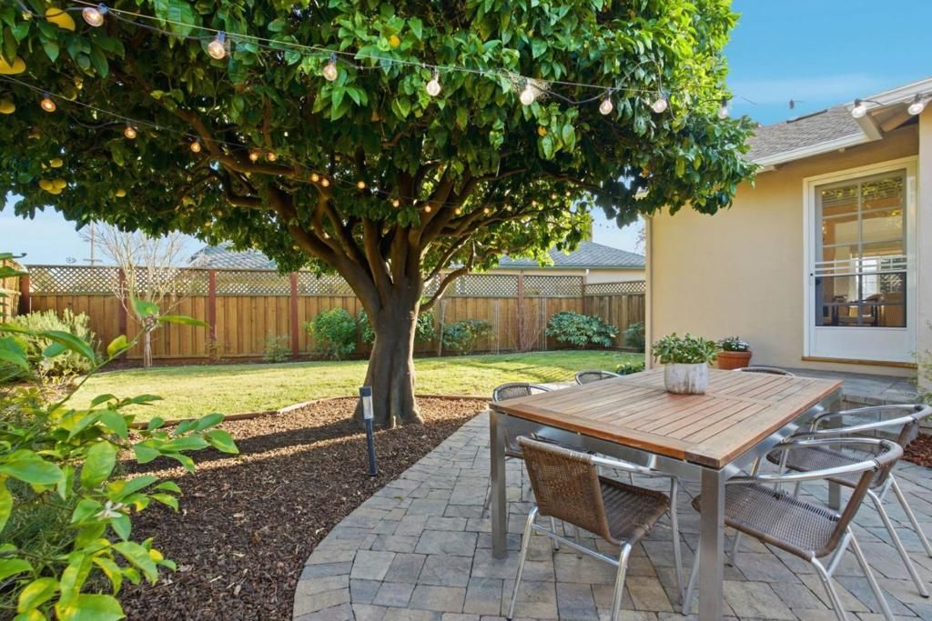 Image 18 of property listing at 957 E Grant Place, San Mateo, CA 94402