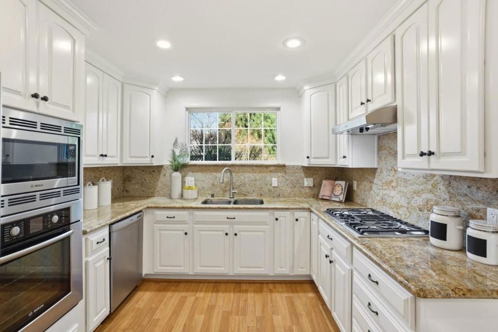 Image 8 of property listing at 957 E Grant Place, San Mateo, CA 94402