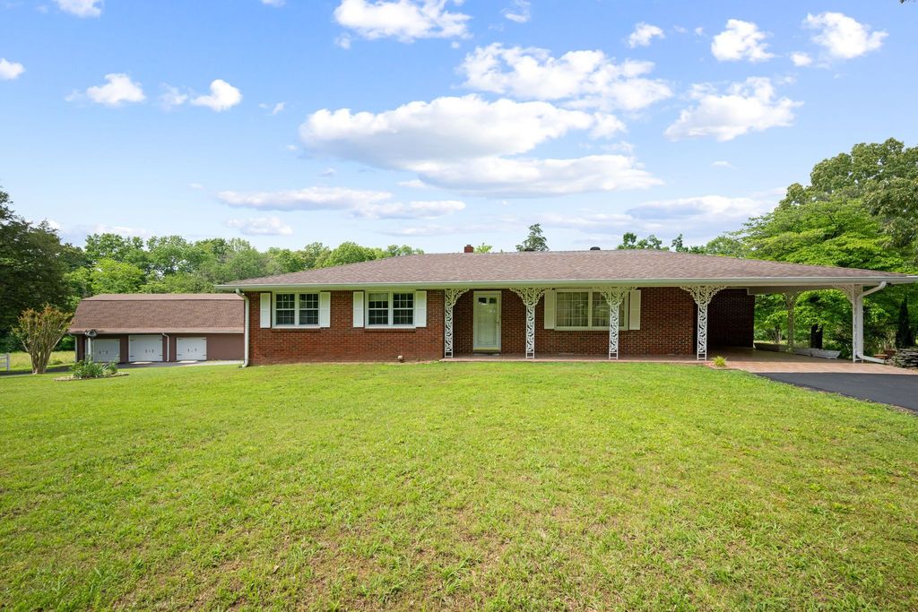 915 Taylor Circle, Burns, TN 37029