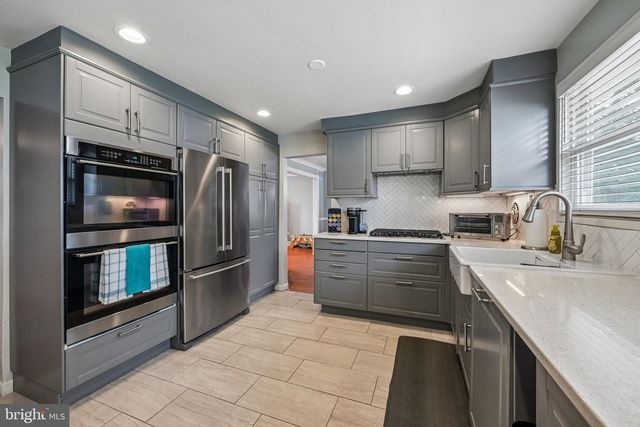 11 BELLOWS LN, Cherry Hill, NJ 08002