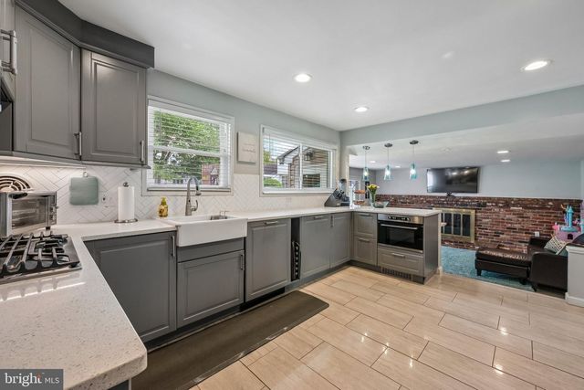 11 BELLOWS LN, Cherry Hill, NJ 08002