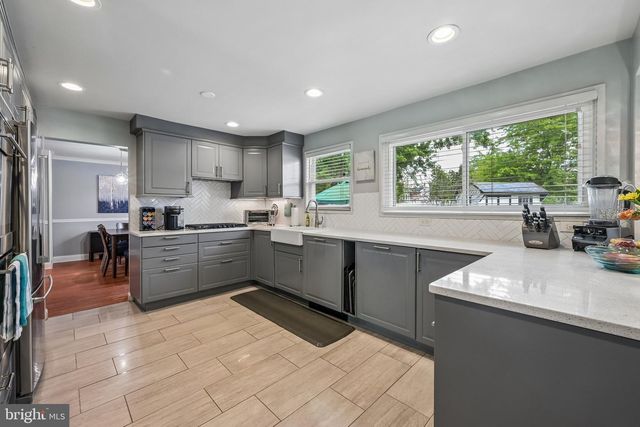11 BELLOWS LN, Cherry Hill, NJ 08002