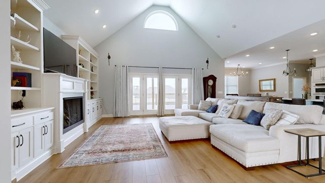 2025 Elmwood Drive, Versailles, KY 40383