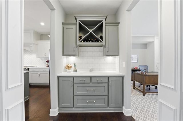 13540 NW 72nd Street, Parkville, MO 64152