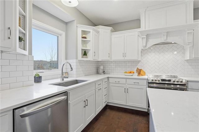 13540 NW 72nd Street, Parkville, MO 64152