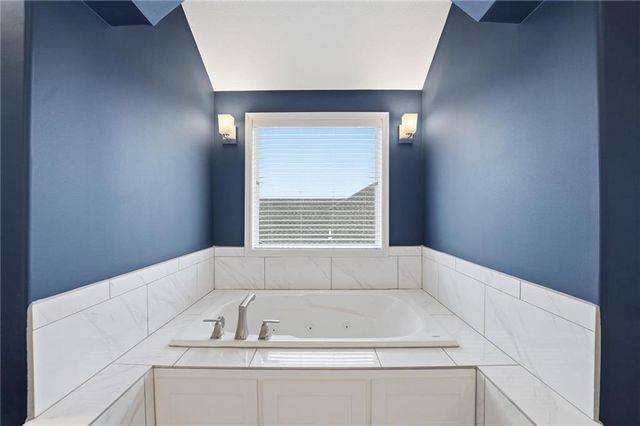 13540 NW 72nd Street, Parkville, MO 64152