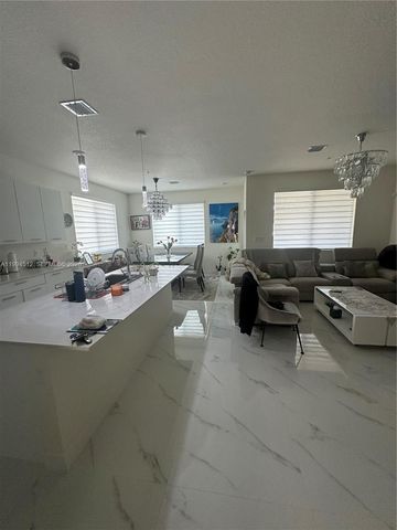 8001 NW 41st St F-113, Doral, FL 33166