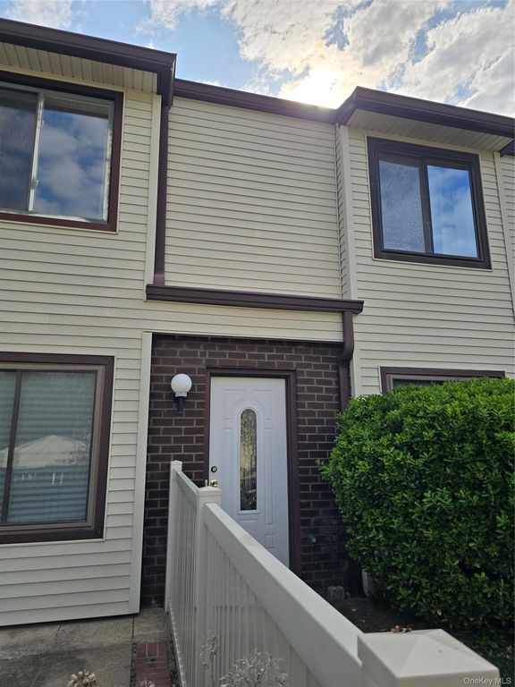 79 Birchwood Rd, Coram, NY 11727