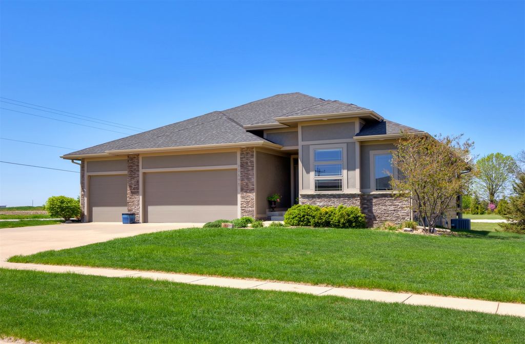 10695 NW 72nd Lane, Johnston, IA 50131