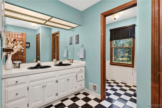 76 Tanglewood Drive West, Orchard Park, NY 14127