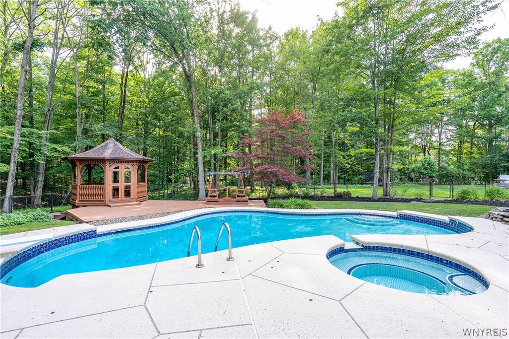 76 Tanglewood Drive West, Orchard Park, NY 14127