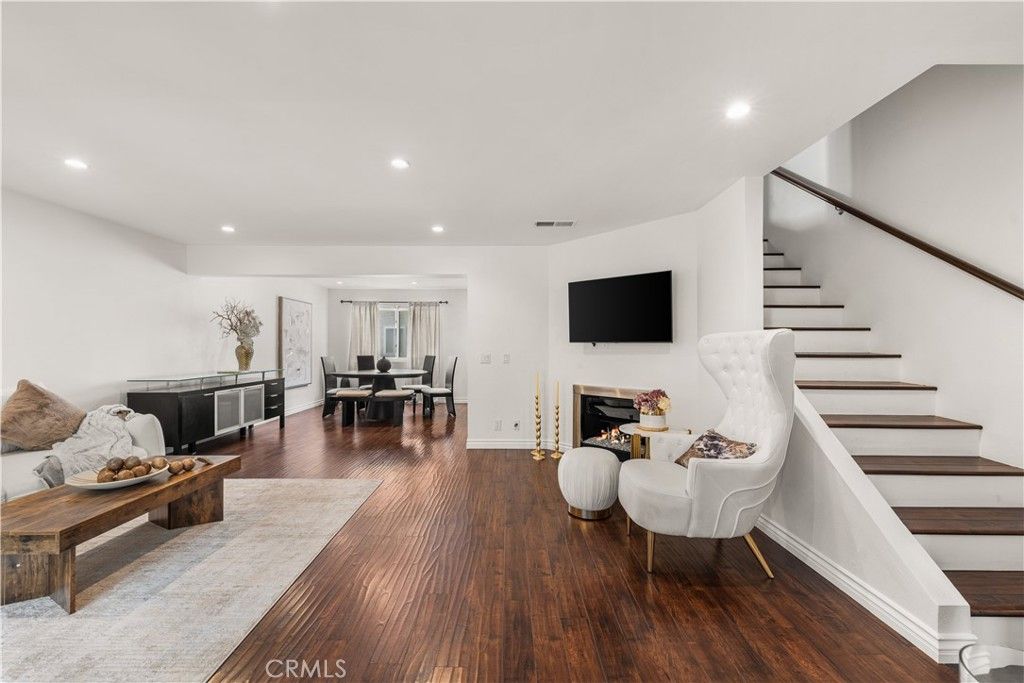 18333 Hatteras 6, Tarzana, CA 91356 — photo 2