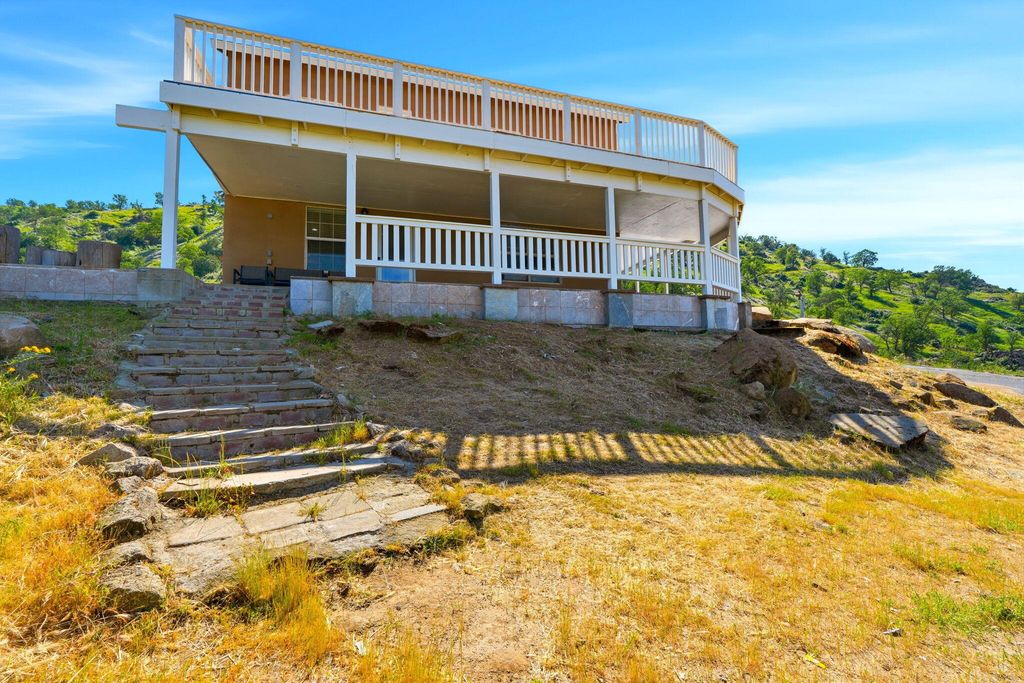 Image 2 of property listing at 34453 Sierra Drive, Lemon Cove, CA 93244