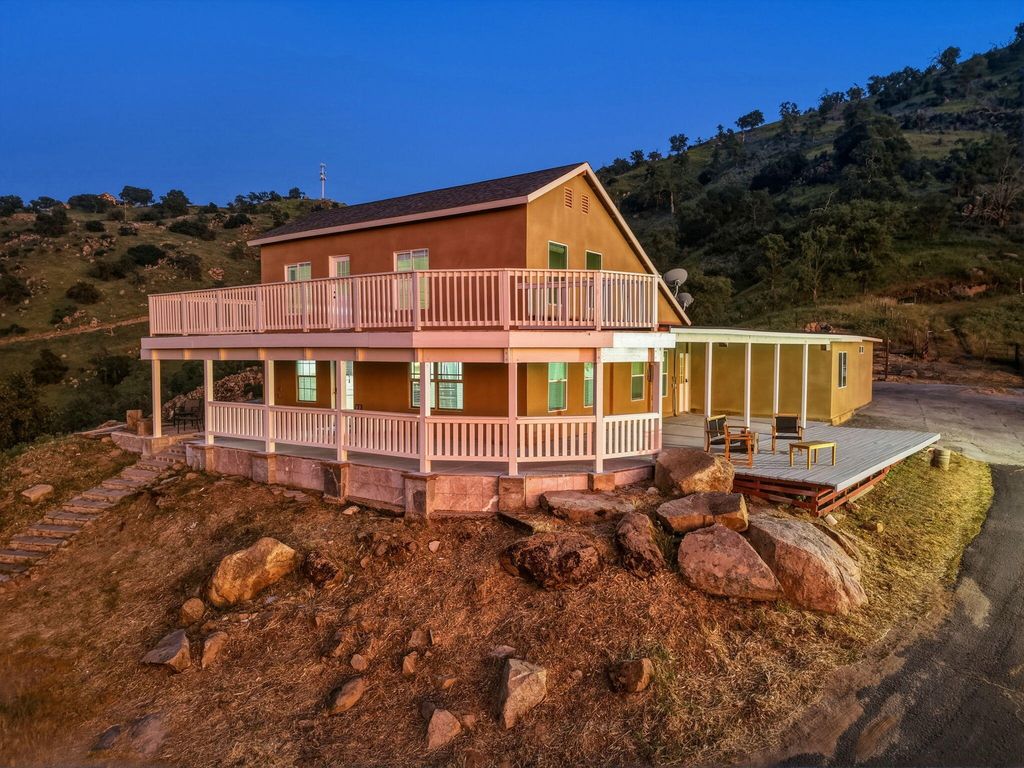 Image 3 of property listing at 34453 Sierra Drive, Lemon Cove, CA 93244