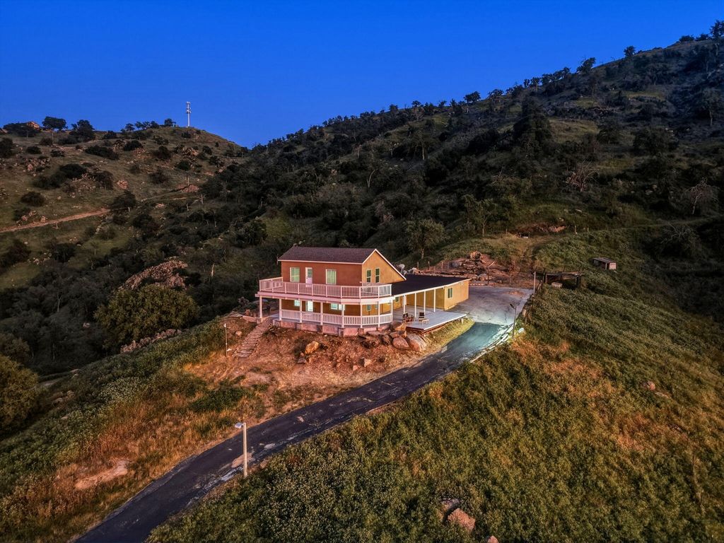 Image 8 of property listing at 34453 Sierra Drive, Lemon Cove, CA 93244