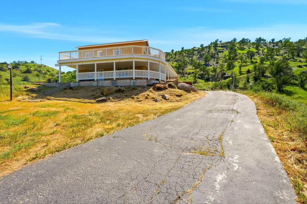 Image 9 of property listing at 34453 Sierra Drive, Lemon Cove, CA 93244