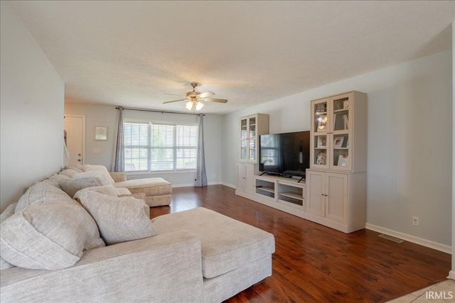 1869 Sandal Way, Newburgh, IN 47630