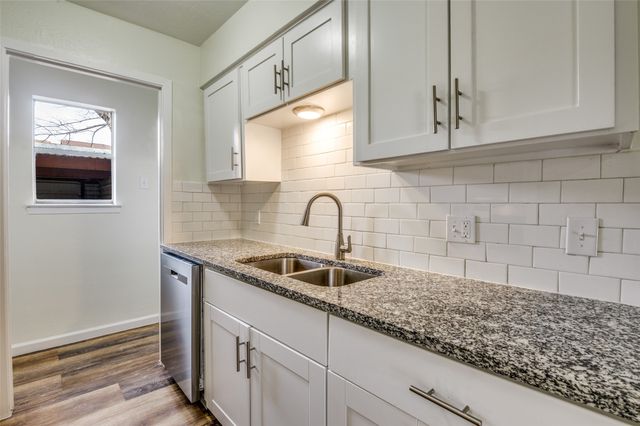 226 Rolling Hills Place, Lancaster, TX 75146