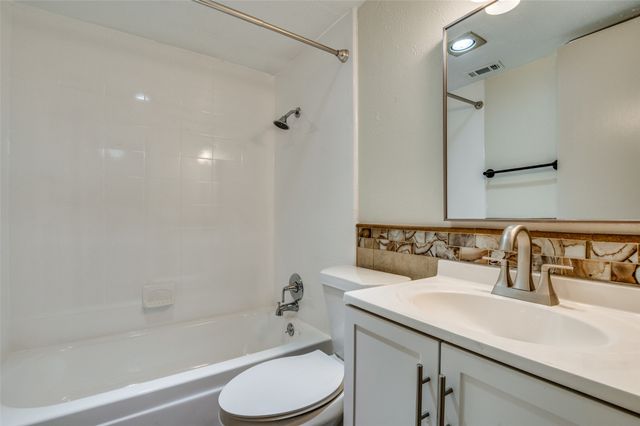 226 Rolling Hills Place, Lancaster, TX 75146