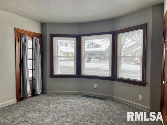 2133 N DIVISION Street, Davenport, IA 52804