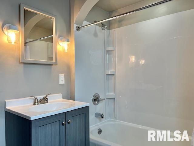 2133 N DIVISION Street, Davenport, IA 52804