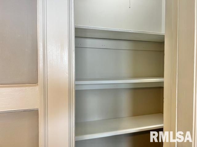 2133 N DIVISION Street, Davenport, IA 52804